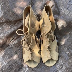 Quipid size 9 light brown heels